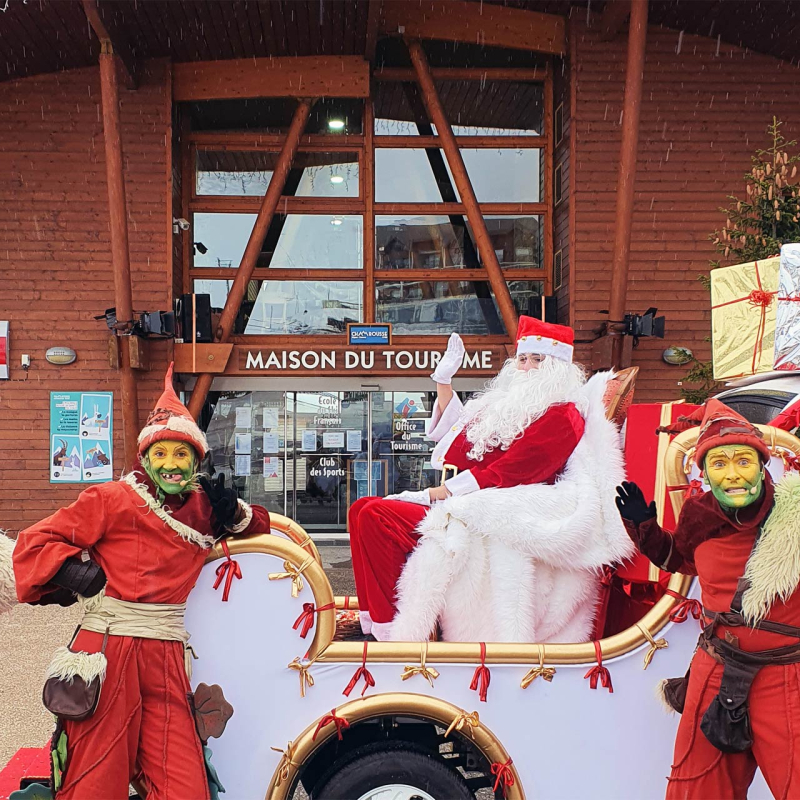 Photo of Santa's sleigh and Chamrousse elves