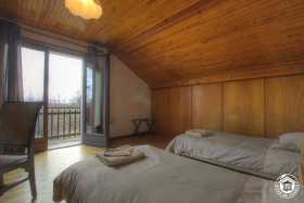 Grande chambre composée de deux lits simples en 90 avec balcon et profiter de la vue sur les montagnes.
