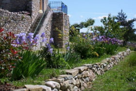 Studio avec terrasse et jardin, vue nature à 2 km de Vallon-Pont-d'Arc