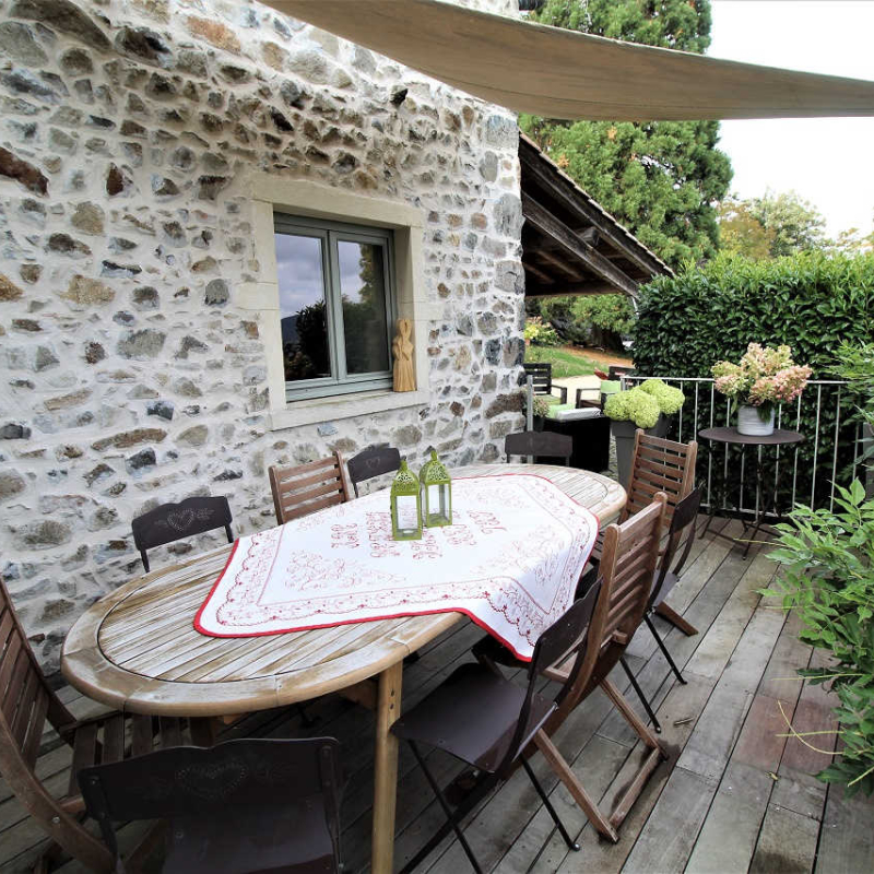 Gîte 'Le Panoramique' à Vernay (Rhône, Beaujolais, région de Beaujeu) : terrasse privée et ombragée.